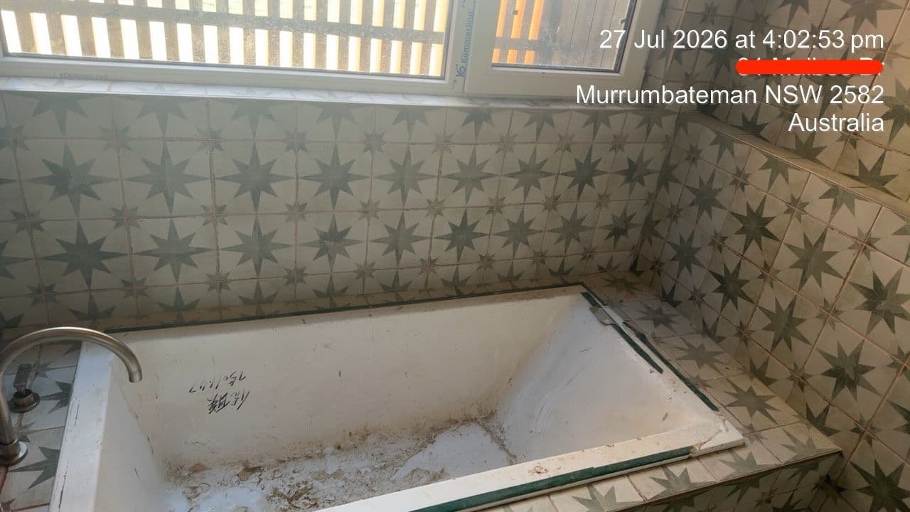 	Bathroom before end of lease cleaning: stained bathtub with dirt and debris ahead of a bond clean 